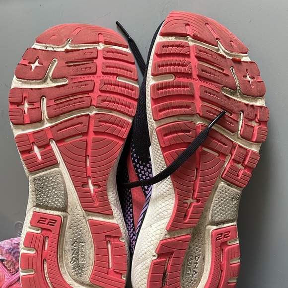 Brooks adrenaline 22.  Still have some life left in them!  Need insoles - Picture 3 of 4